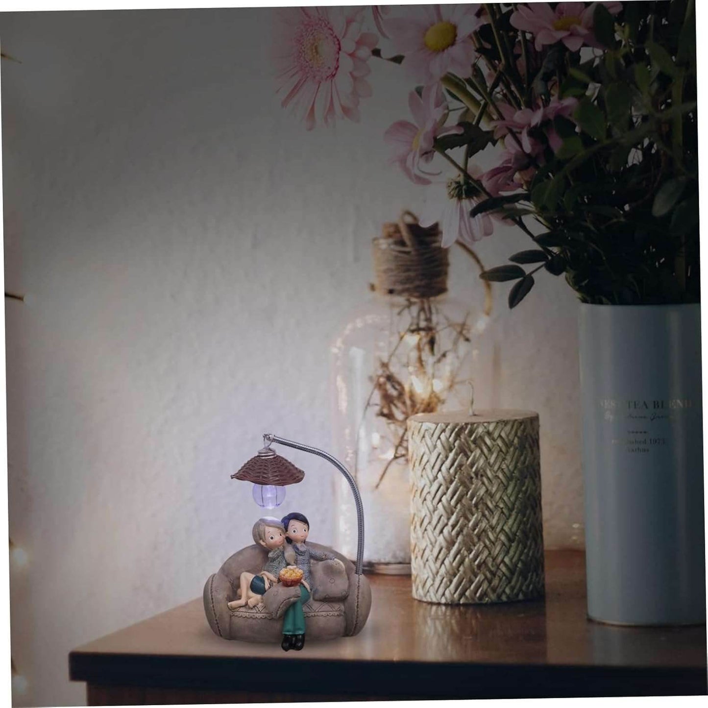 UKCOCO Desktop Resin Craft Lamp Cartoon Couple Night Light Stylish Decor for Room Random Style